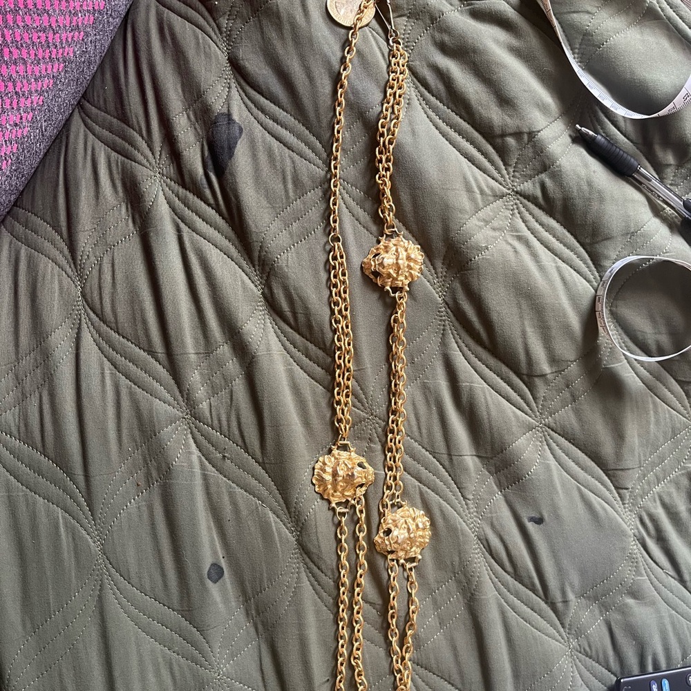 "Just a Roar Away " vintage Gold Chain Belt - Picture 5 of 7